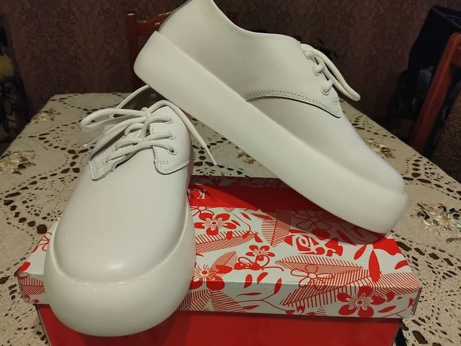 Продам нові жіночі шкіряні кросівки