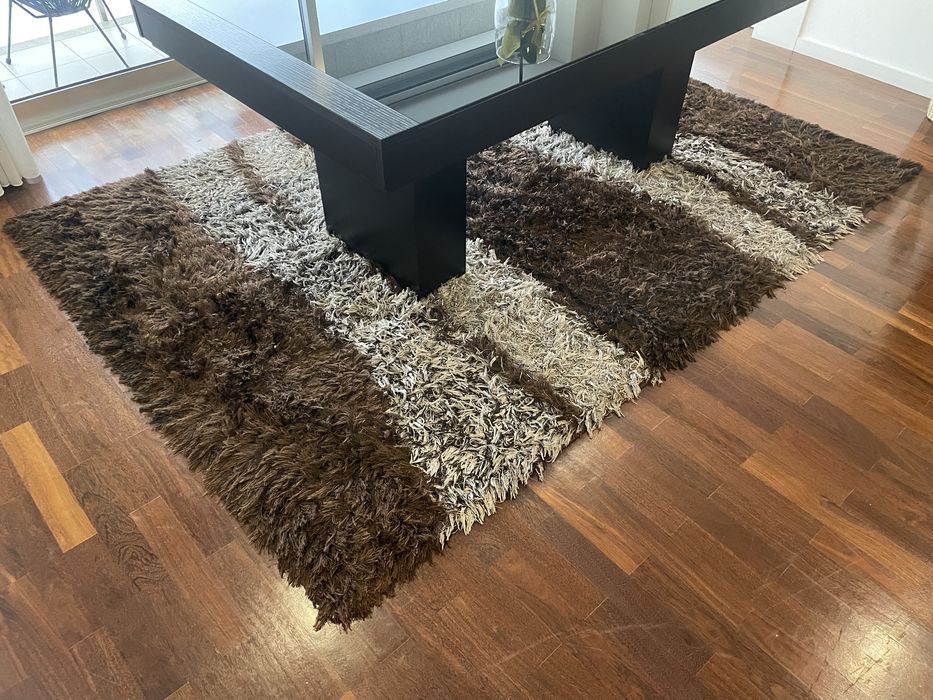 Tapete em tons de castanho e branco