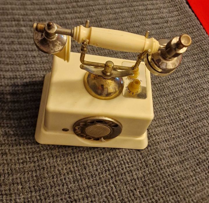 Isqueiro a gasolina e rádio em formato de telefone