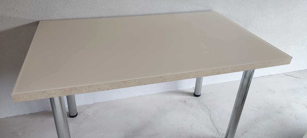 Stół kuchenny z szybą