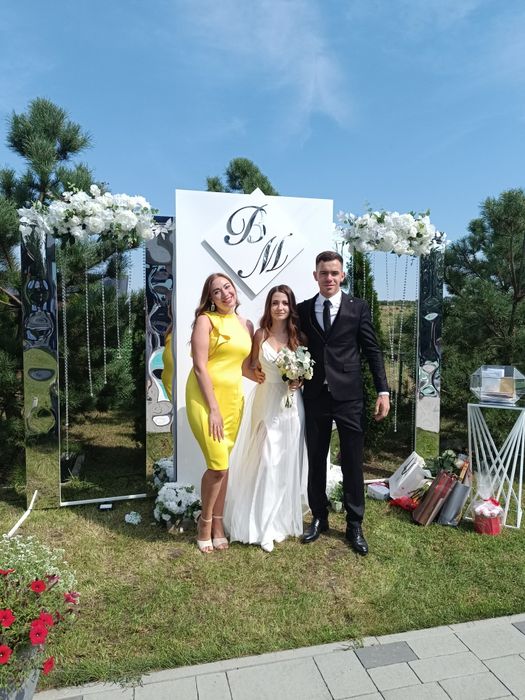 Ведуча ваших заходів (в наявності апаратура для проведення свята)