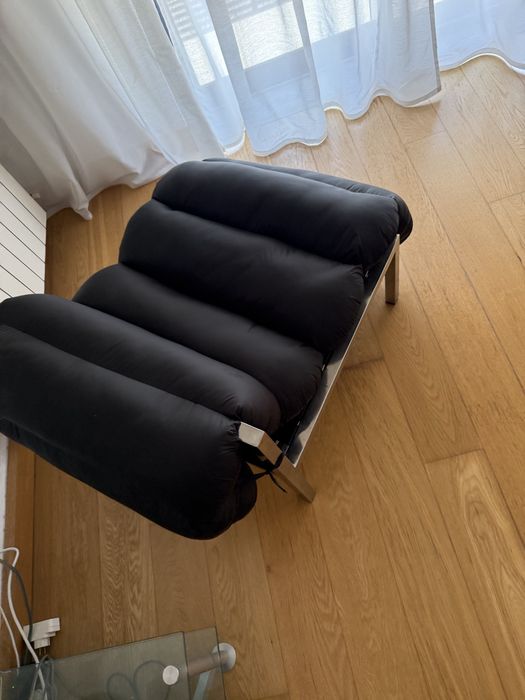 Poltrona de Design — Aço Cromado + Almofadas Tubulares Pretas
