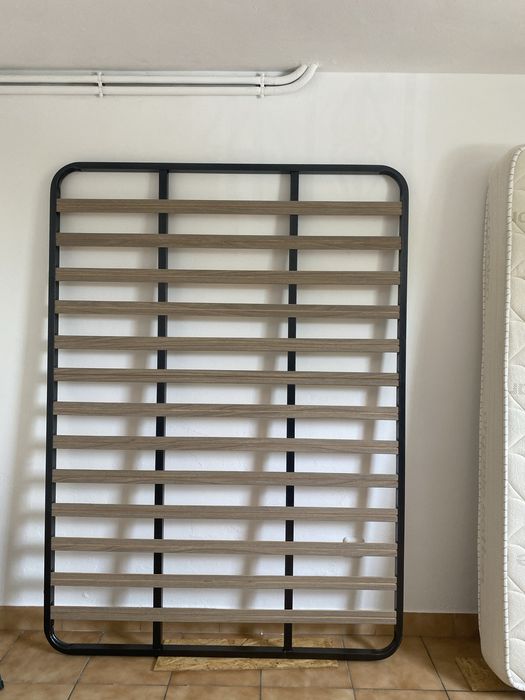 Cama com estrado e colchão