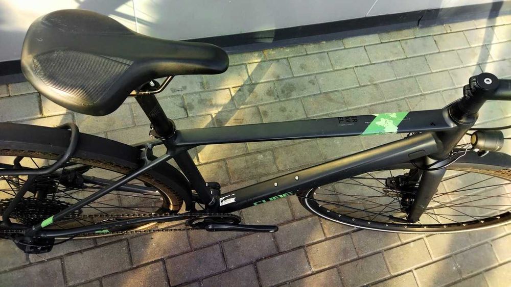 Cube Travel GTC Sport (2022), колеса на осях, карбонова вилка і шатуни