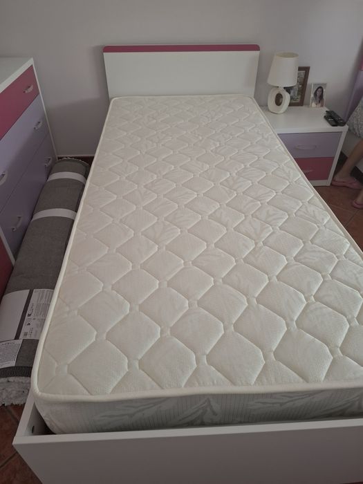 Cama Nova Branca e Rosa