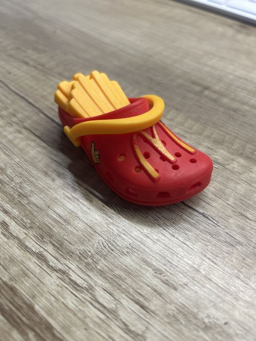 Іграшка з макдональдсу крокс