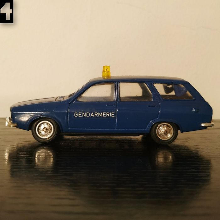Carros e veículos miniatura variados (Isuzu, Lesney, Solido)