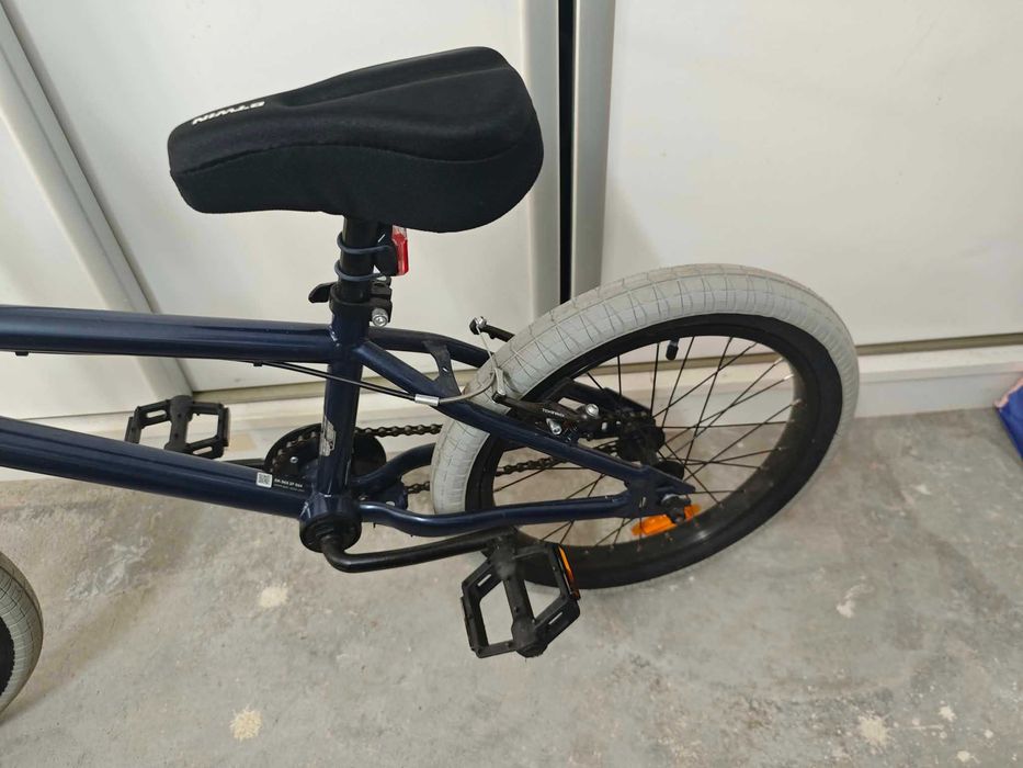 Bicicleta nova BMX . Para criança.