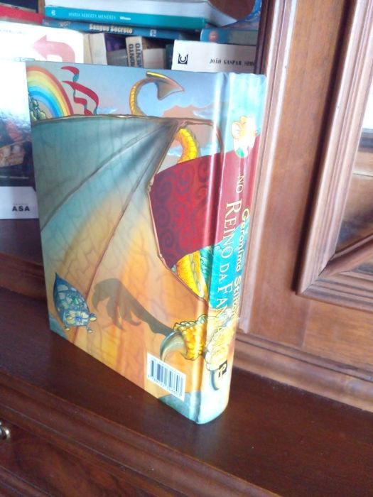 Livro de aventuras entitulado No Reino da FANTASIA