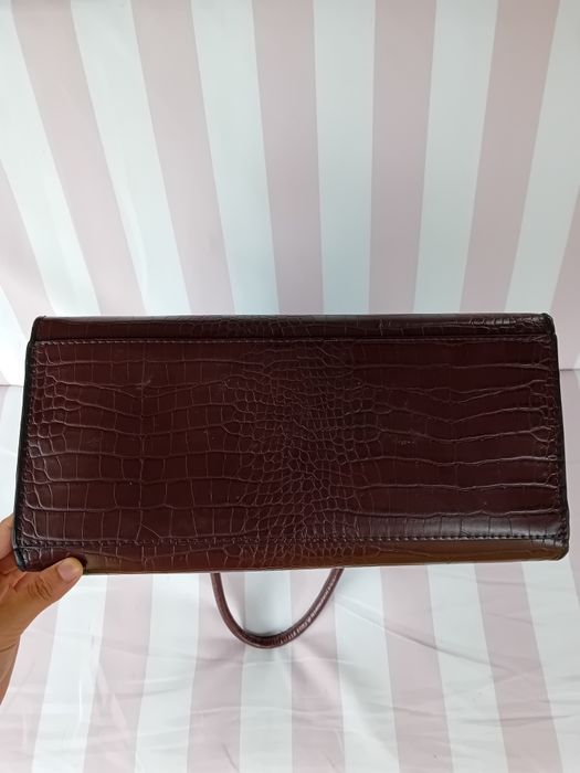 Mala Mango (MNG) Efeito Crocodilo – Castanho Escuro / Bordô
