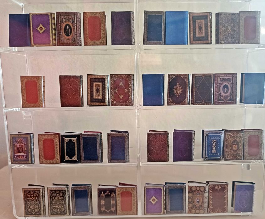 Livros miniatura casa de bonecas
