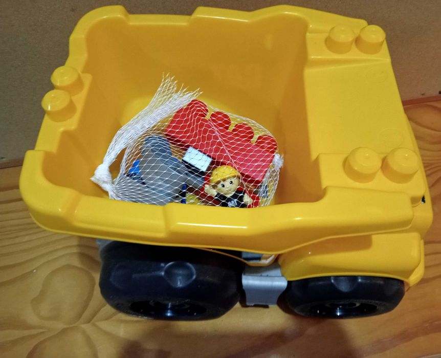 Camião basculante grande CAT.