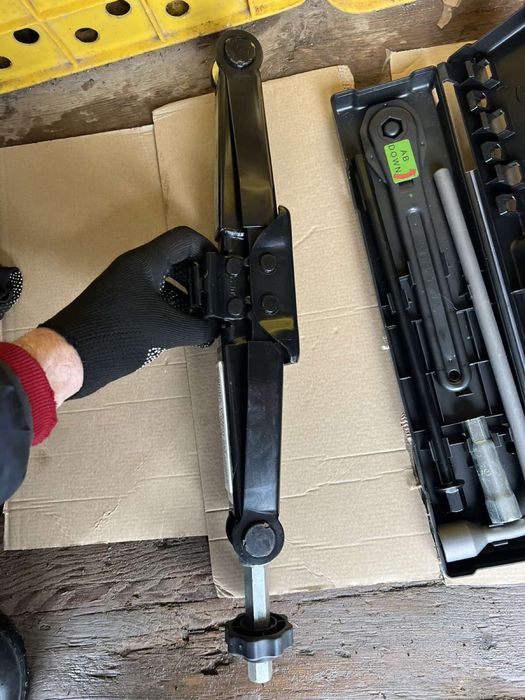 Домкрат мерседес спрінтер А910 комплект з ключами