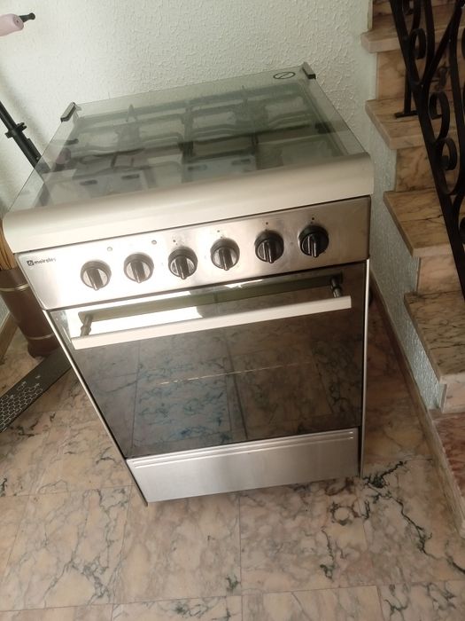 Fogão a gás e forno elétrico