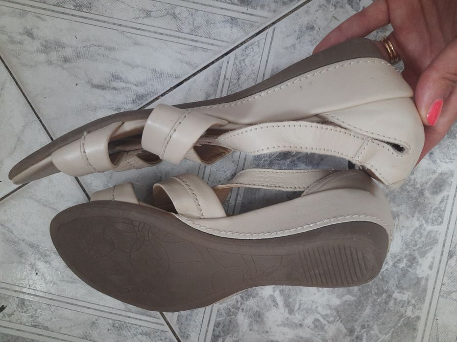 Foodglove Original Skórzane beżowe sandałki na klinie 37.5