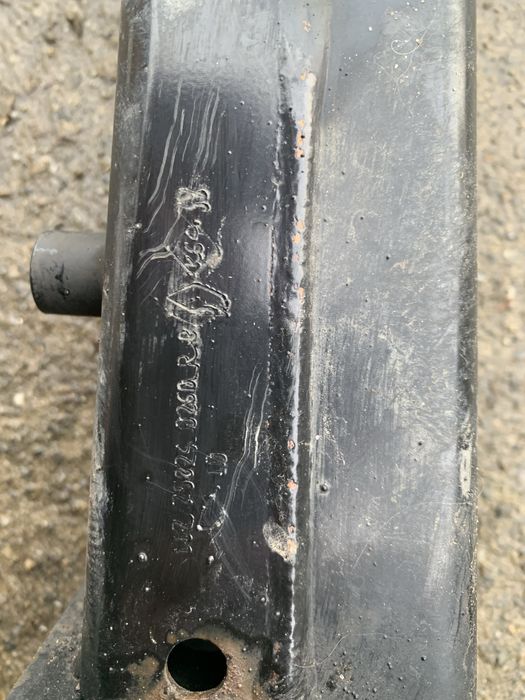 Продам боковий подрамнік Меган 4 ( правий)