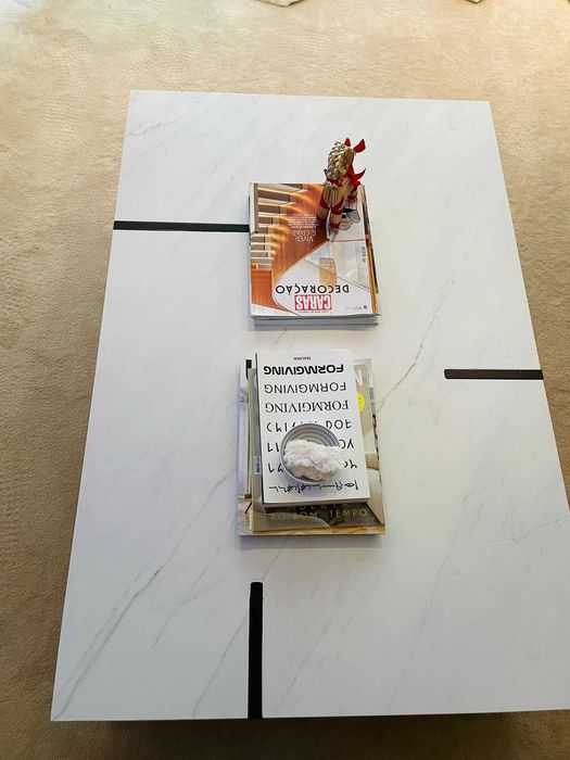 Mesa de centro folheado a carvalho escuro com tampo em dekton (Nova)