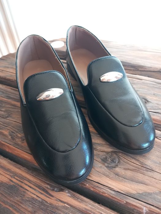 Skórzane czarne Loafersy Reserved.