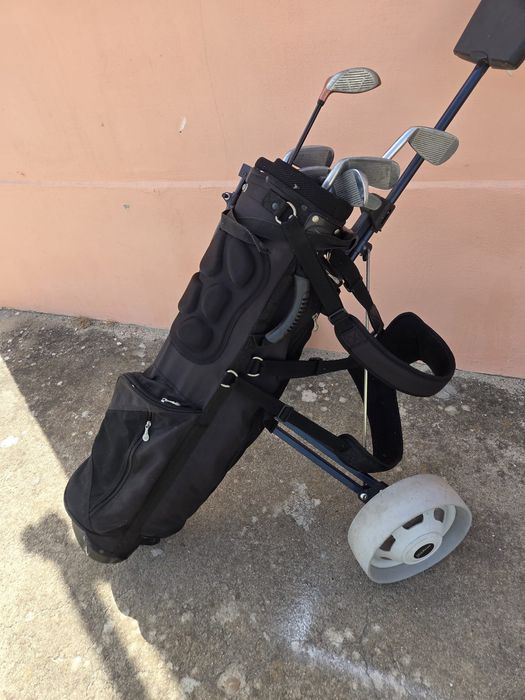 Carrinho de golf com tacos
