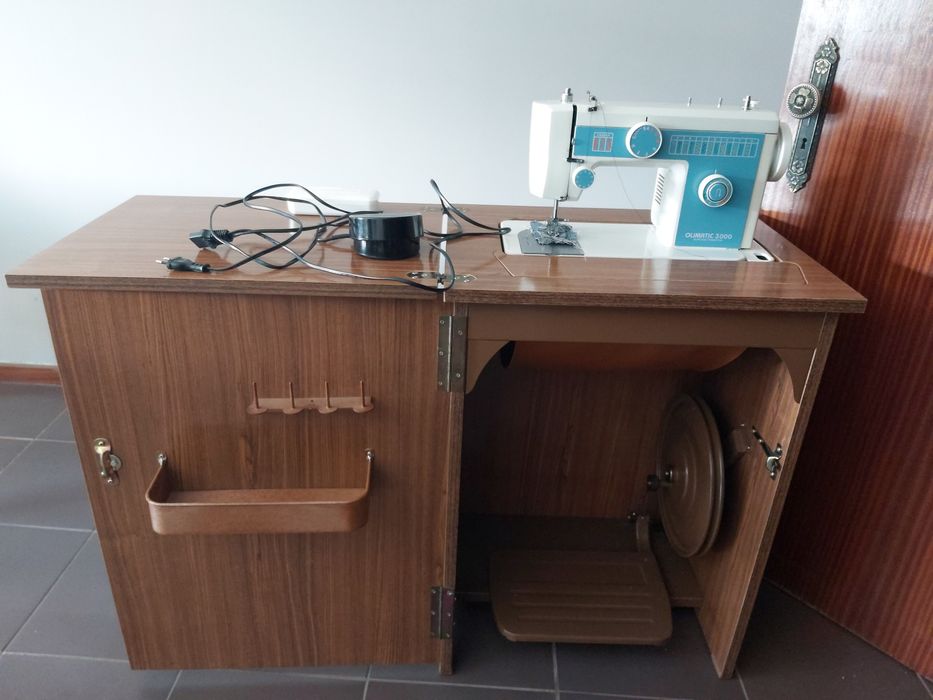 Máquina de costura com móvel