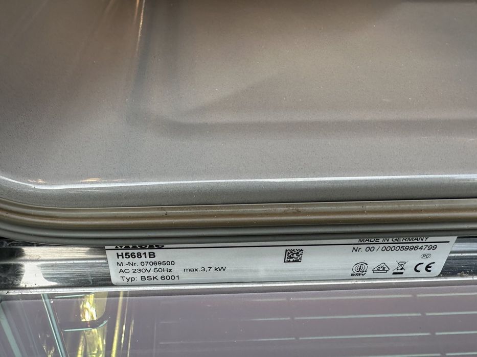 Багатофункціональна духова шафа Miele H5681B