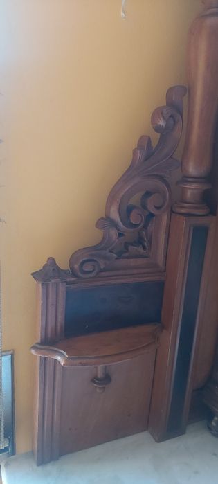 Cómoda de época em bom estado.