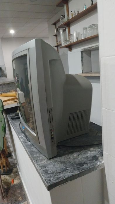 Televisão de caixa grande