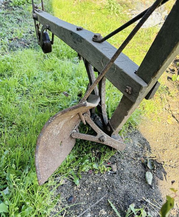 Vendo arado antigo