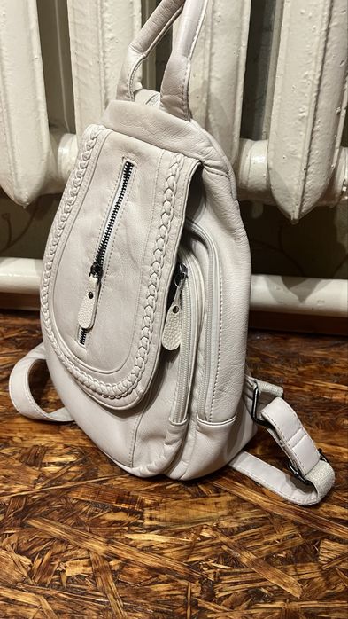 Жіночій рюкзак білий (шкірозамінник)