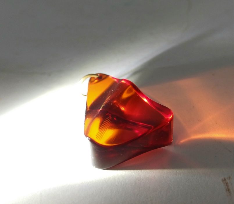 Wisior Art Deco Catalin Futuran Cherry Amber