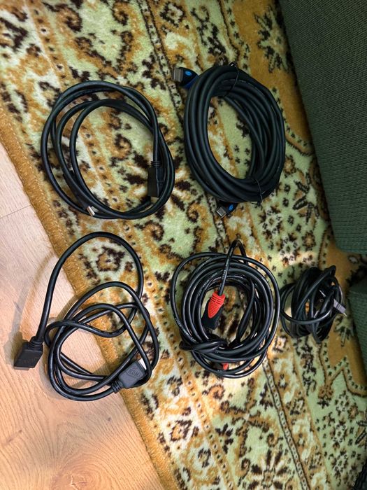 5 kabli Display Port i 11 kabli HDMI