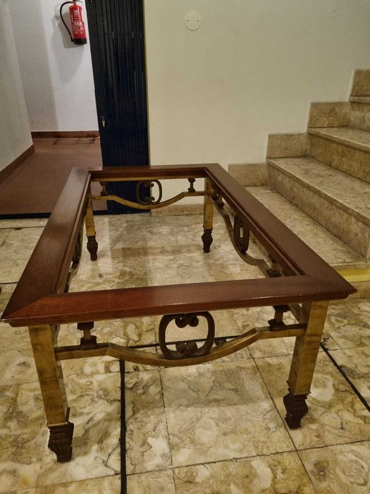 Mesa de Centro Clássica em Nogueira e Latão com Tampo em Vidro