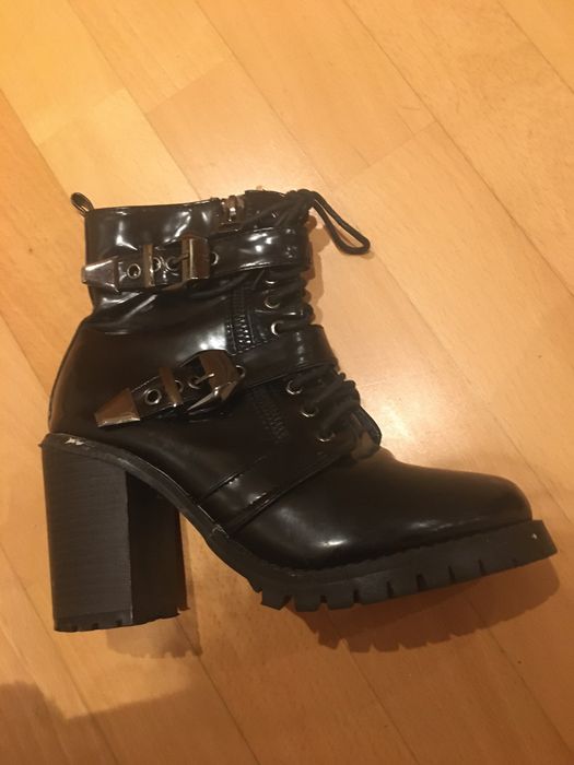 Botins em vernis core preto