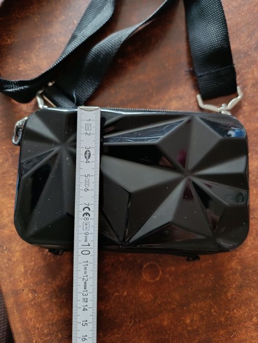 Mała torebka damska mieści telefon