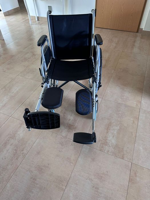 cadeira de rodas com apoios dobraveis