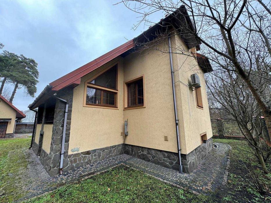 Продається двоповерховий  будинок у Брюховичах поряд з лісом