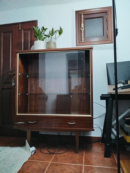 Móvel de madeira com vidro ( Louceiro )