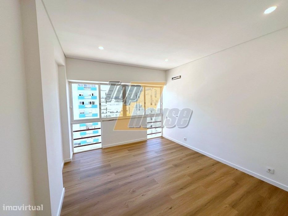 Apartamento T2 totalmente remodelado Costa de Caparica