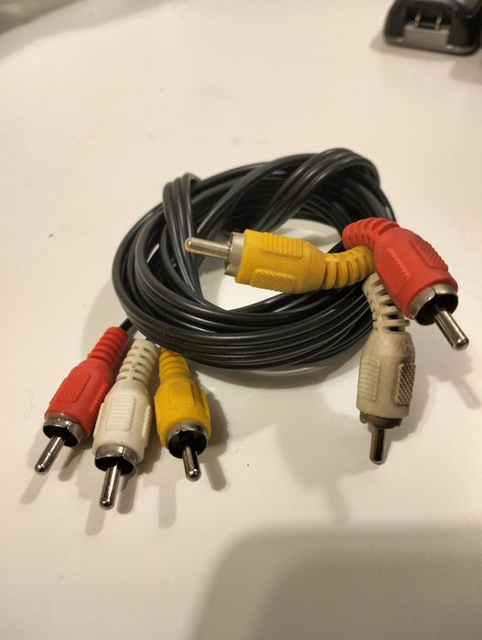 Odtwarzacz DVD z kablami RCA