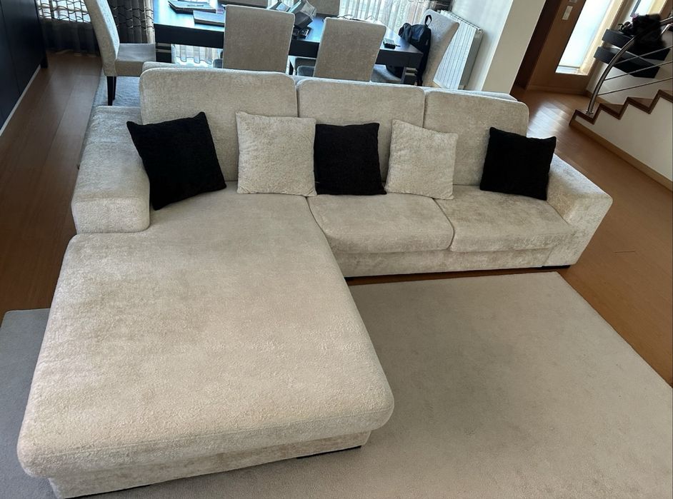 Mobilia sala - sofá, mesa e cadeiras modernas