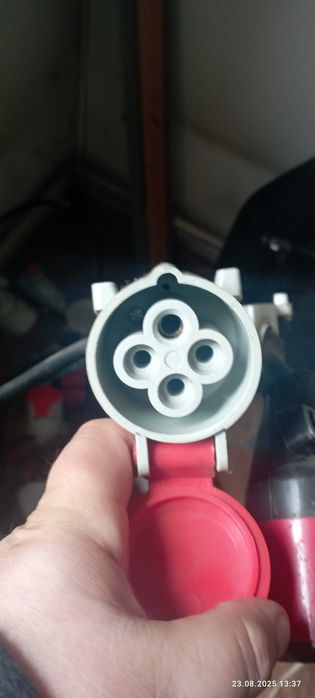 Wtyczki i gniazda siłowe