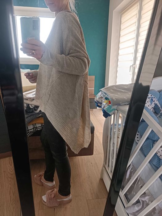 Kremowy sweter, długie boki