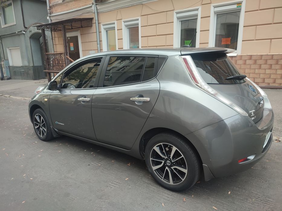Продам Nissan Leaf