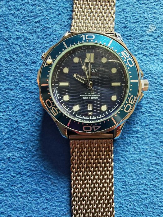 Męski zegarek . Srebrna bransoleta, Elegancki dodatek do każdej stylizacji.