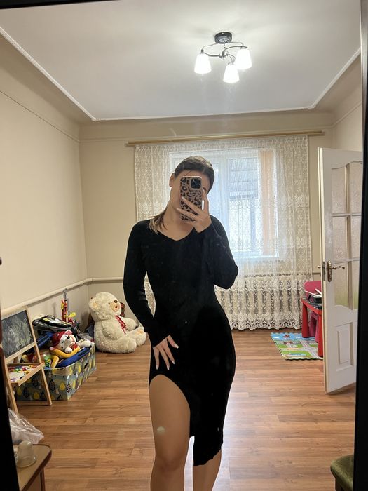 Сукня в рубчик з вирізом на нозі