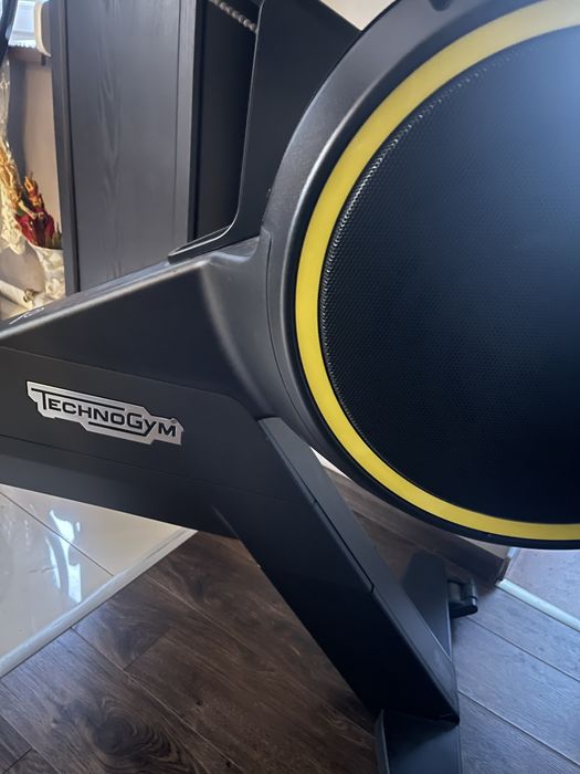 Wioślarz Technogym Skillrow – sprzęt premium, stan bardzo dobry.