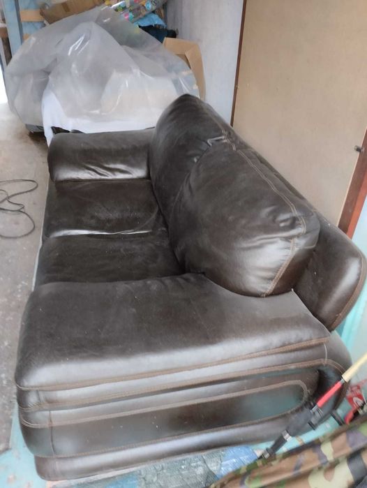 Dois sofás em pele