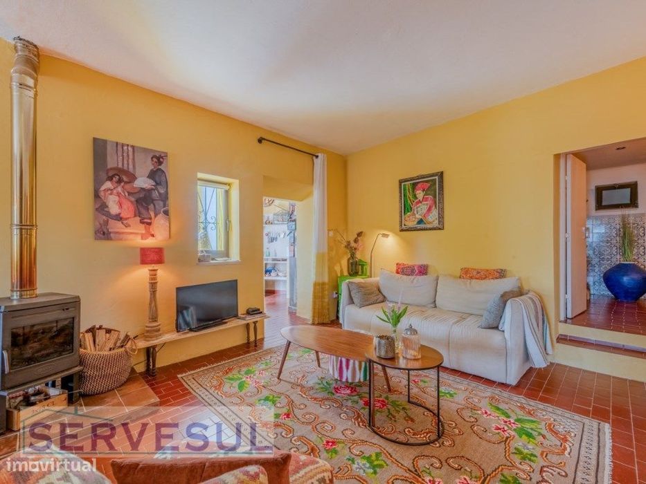 Charmosa moradia de 2 quartos de 121 m², inserida num terreno com 2...