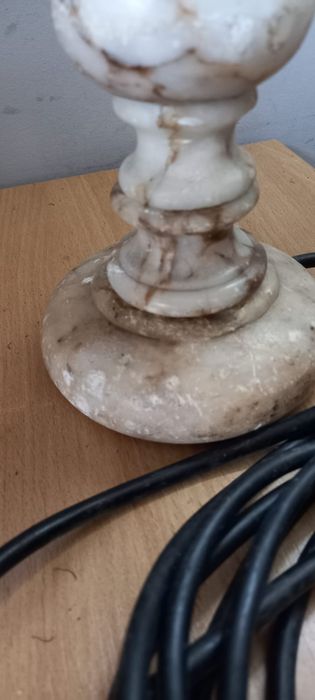 Zabytkowa lampa marmurowa