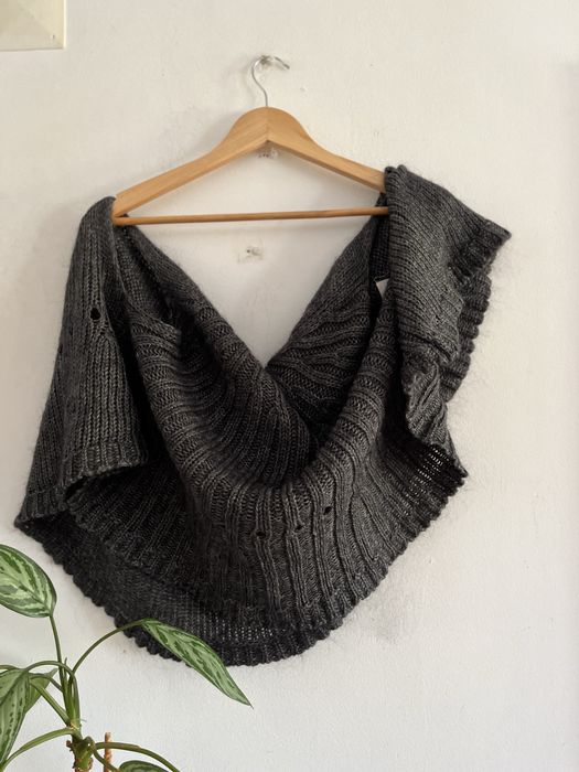 Casaco Malha Oversized Cinza Escuro | Estilo Capa / Poncho Aberto